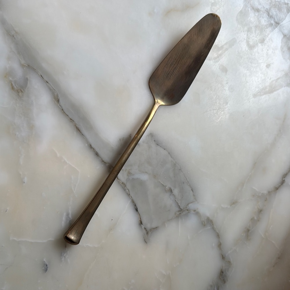 Elegant Gold Cake Server